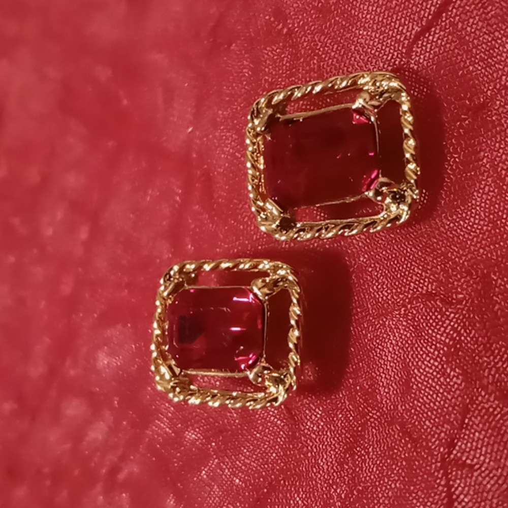 Vintage Red garnet color crystal in gold tone twisted cable settings.